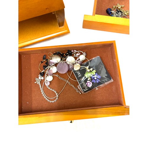 488 - Selection of ladies costume jewellery within jewellery box