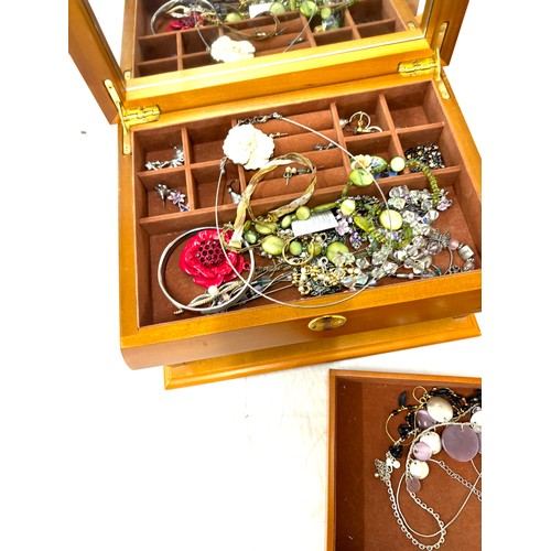 488 - Selection of ladies costume jewellery within jewellery box