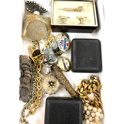 489 - Selection of jewellery pieces, badges, collectables etc