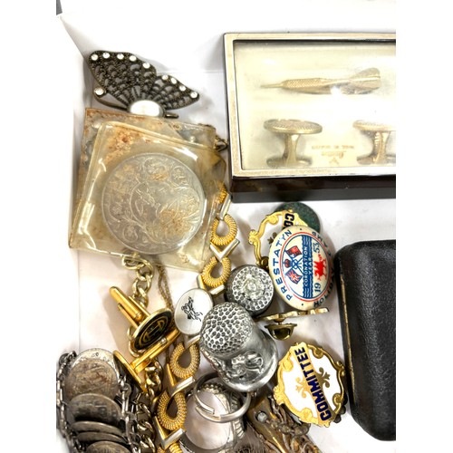 489 - Selection of jewellery pieces, badges, collectables etc