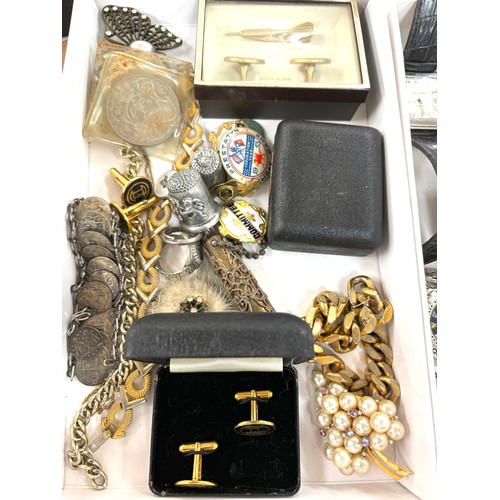 489 - Selection of jewellery pieces, badges, collectables etc