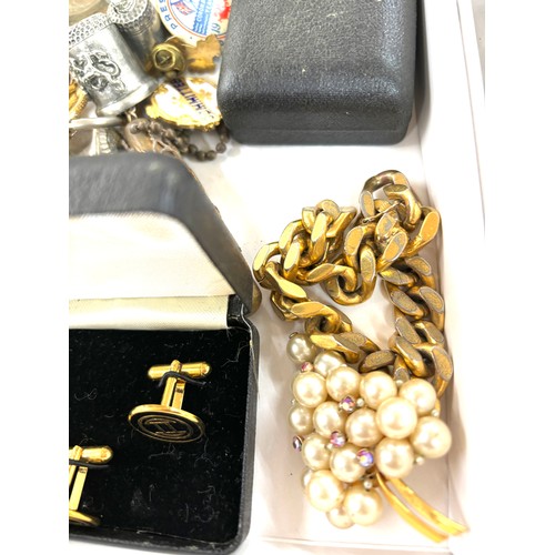 489 - Selection of jewellery pieces, badges, collectables etc