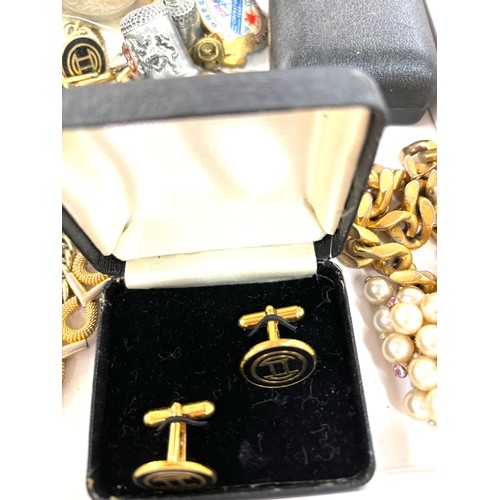 489 - Selection of jewellery pieces, badges, collectables etc