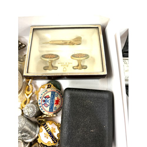 489 - Selection of jewellery pieces, badges, collectables etc