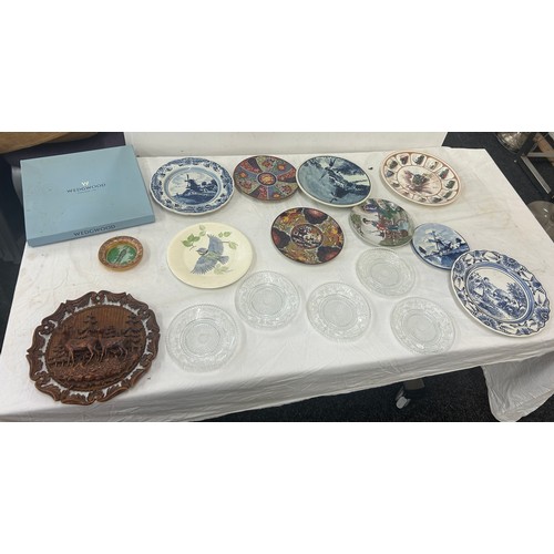 295 - Selection of vintage and later collectors plates to include oriental, wooden carved, Wedgwood