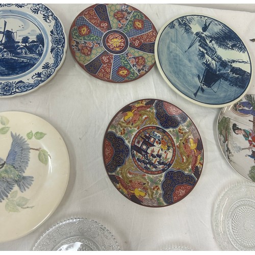 295 - Selection of vintage and later collectors plates to include oriental, wooden carved, Wedgwood