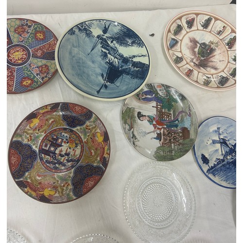 295 - Selection of vintage and later collectors plates to include oriental, wooden carved, Wedgwood