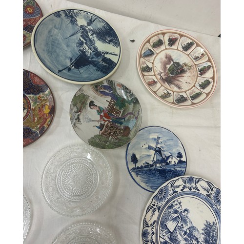 295 - Selection of vintage and later collectors plates to include oriental, wooden carved, Wedgwood