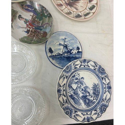 295 - Selection of vintage and later collectors plates to include oriental, wooden carved, Wedgwood