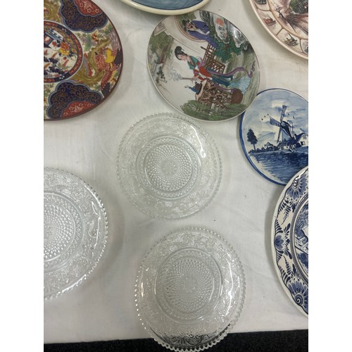 295 - Selection of vintage and later collectors plates to include oriental, wooden carved, Wedgwood