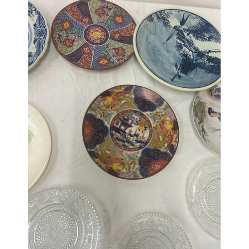 295 - Selection of vintage and later collectors plates to include oriental, wooden carved, Wedgwood