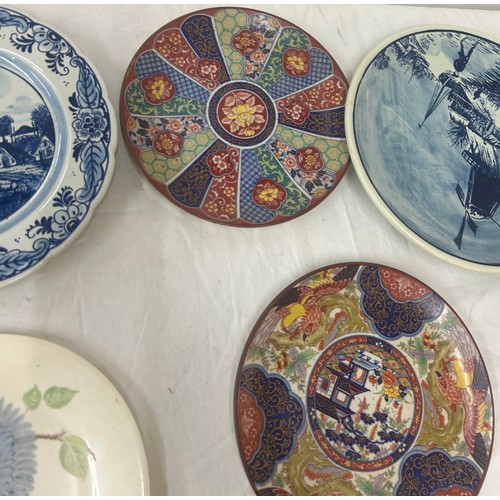 295 - Selection of vintage and later collectors plates to include oriental, wooden carved, Wedgwood