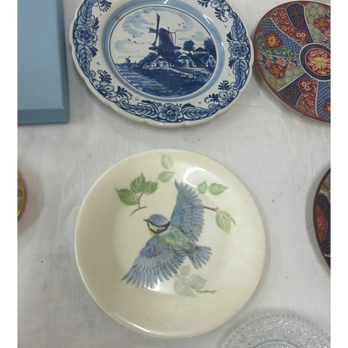 295 - Selection of vintage and later collectors plates to include oriental, wooden carved, Wedgwood