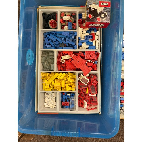 149 - Selection of vintage and later lego pieces