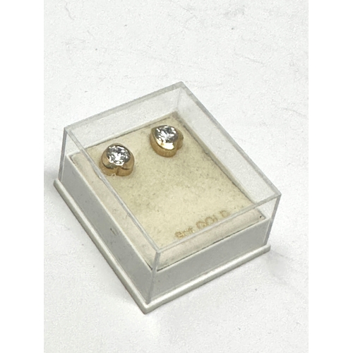 88 - 9ct gold white gemstone heart earrings weight 1.20g