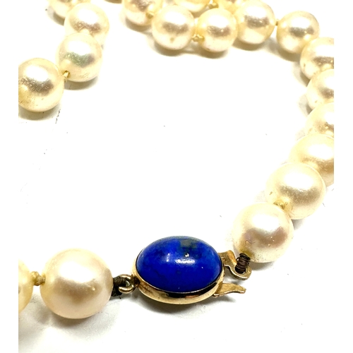 93 - 9ct gold & lapis clasp pearl necklace measures approx 40cm long