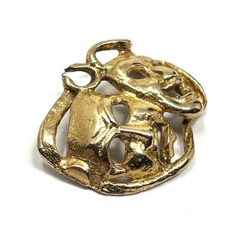 77 - 9ct gold mask charm weight 1.4g