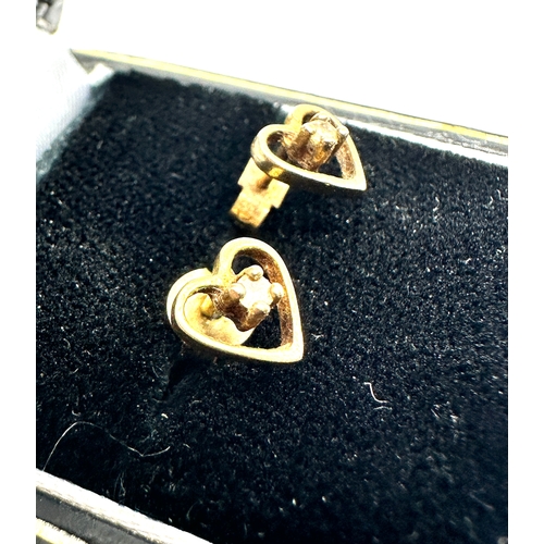 82 - 9ct gold heart earrings .8g