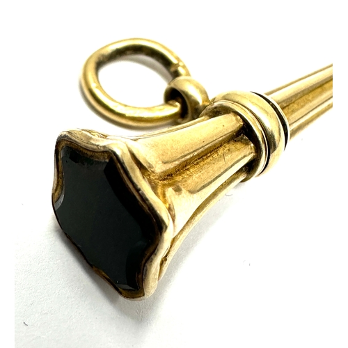 103 - Antique gold watch key set with agate end measures approx 5.5cm long weight approx 6.1g