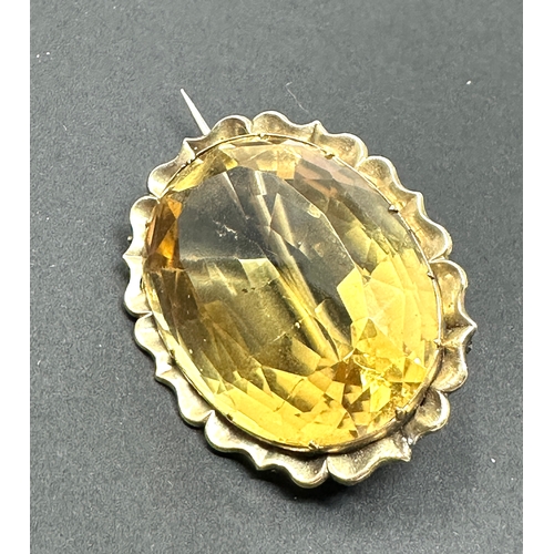 106 - Vintage gold framed citrine stone set brooch measures approx 3.2cm by 2.5cm weight 12.1g