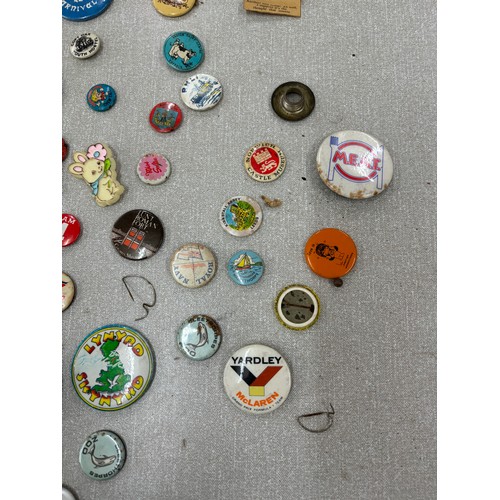 31 - Large selection of assorted vintage and later badges