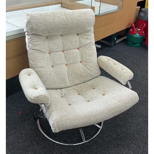 318 - 1970s chrome swivel chair