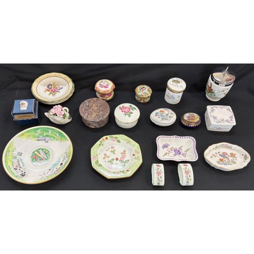 32 - Selection of 8 porcelain trinket boxes, trinket dishes etc to include Wedgwood, Aynsley, Dresden, Ro... 