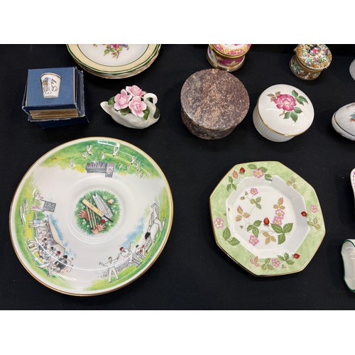 32 - Selection of 8 porcelain trinket boxes, trinket dishes etc to include Wedgwood, Aynsley, Dresden, Ro... 