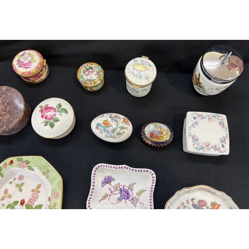 32 - Selection of 8 porcelain trinket boxes, trinket dishes etc to include Wedgwood, Aynsley, Dresden, Ro... 