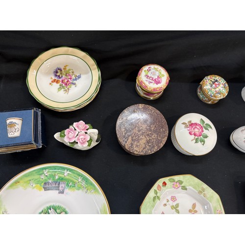 32 - Selection of 8 porcelain trinket boxes, trinket dishes etc to include Wedgwood, Aynsley, Dresden, Ro... 