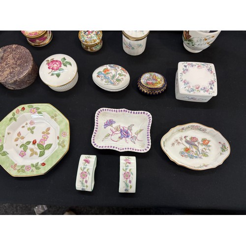 32 - Selection of 8 porcelain trinket boxes, trinket dishes etc to include Wedgwood, Aynsley, Dresden, Ro... 