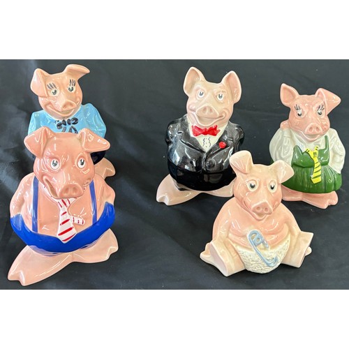 113 - Set Wade Natwest family pigs with original stoppers