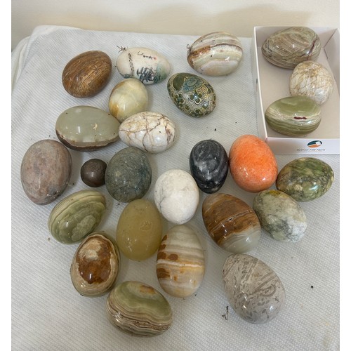 33 - Large selection of assorted onyx eggs