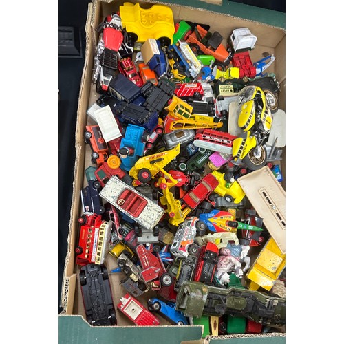 146 - Selection of vintage and later model cars/toys to include Lledo etc