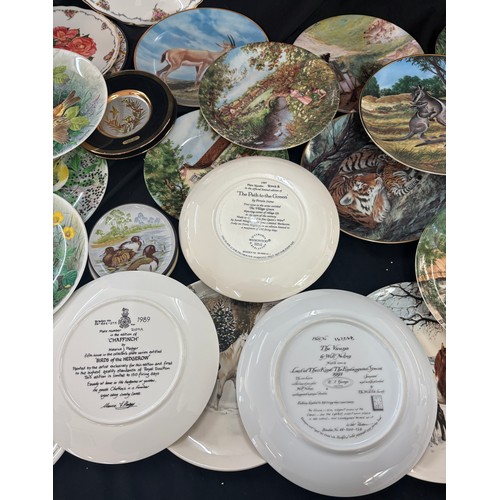 195 - Large selection of collectors plates to include makers Wedgwood and Royal Doulton