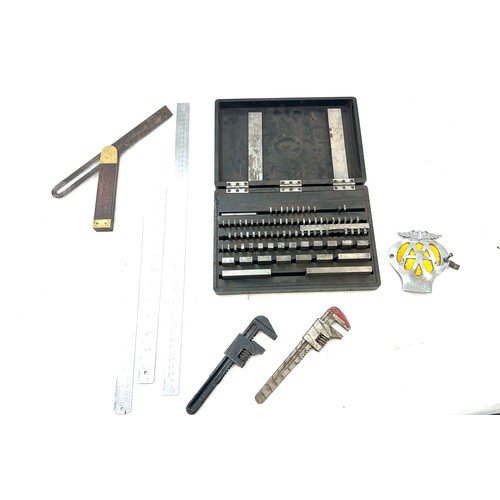 63 - Selection of vintage collectables to include measuring equipment, an AA badge, Matrix gauge and tool... 