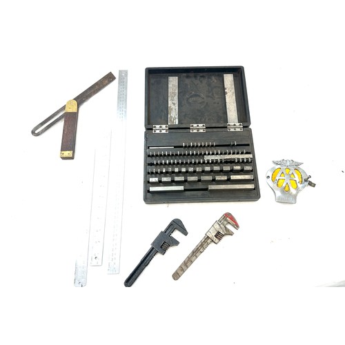 63 - Selection of vintage collectables to include measuring equipment, an AA badge, Matrix gauge and tool... 