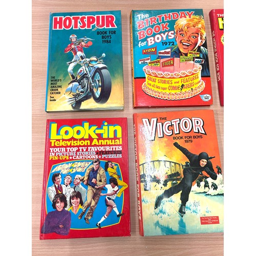 49 - Selection of vintage childrens annuals to include Hotspur 1977, Look in, The Victor, The birthday bo... 