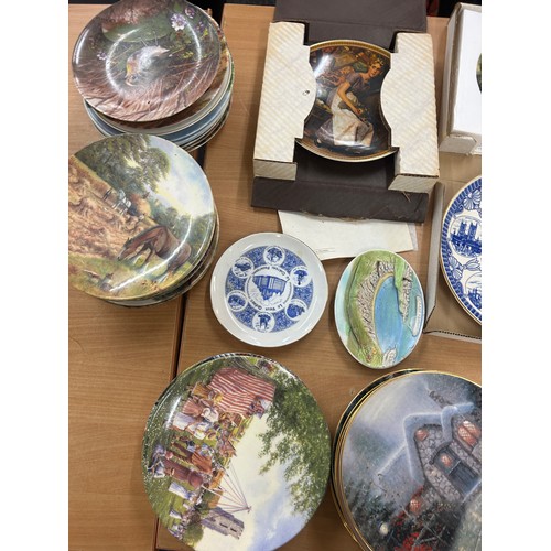 121 - Selection of collectors wall hanging plates to include Wedgwood etc