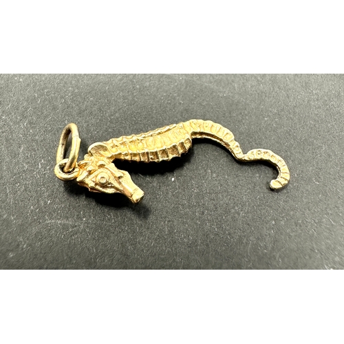 172 - vintage 9ct gold seahorse charm weight 1.6g