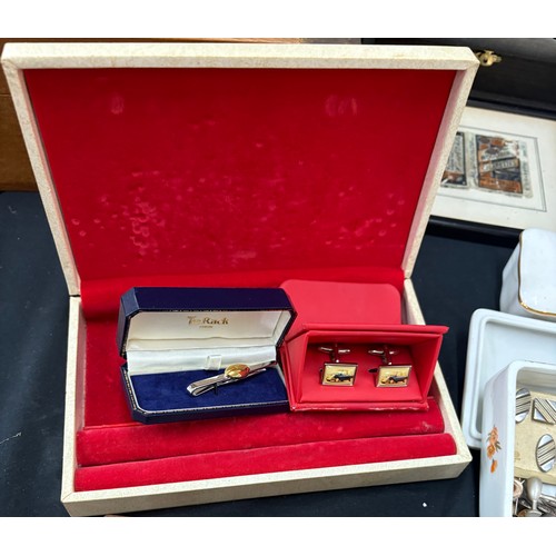 145 - Selection of collectable items to include RAC Cententary 1897-1997, Wooden boxes, selection of gents... 