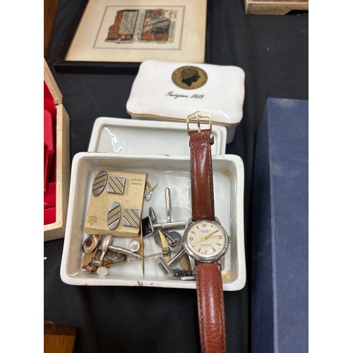 145 - Selection of collectable items to include RAC Cententary 1897-1997, Wooden boxes, selection of gents... 