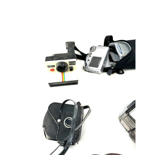 22 - Large selection of vintage cameras includes Polaroid 1000 etc