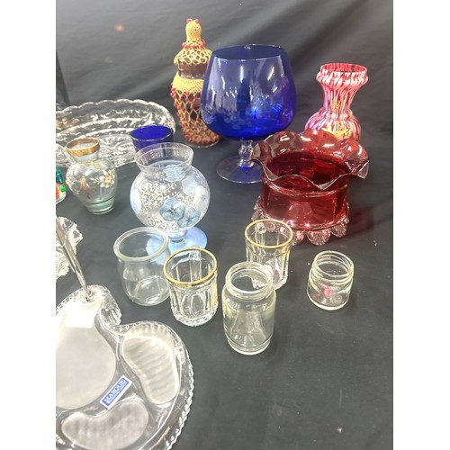 133 - Selection of assorted glassware to included coloured glass pieces, Waterford pen stand, Webb and Cor... 