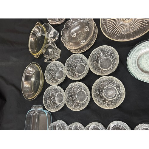 131 - Selection of glassware to include 2 pyrex dishes, crinkle design glasses, cake stand, fruit bowls et... 