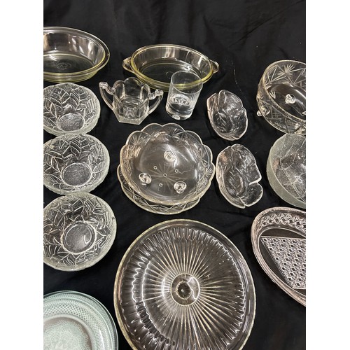 131 - Selection of glassware to include 2 pyrex dishes, crinkle design glasses, cake stand, fruit bowls et... 