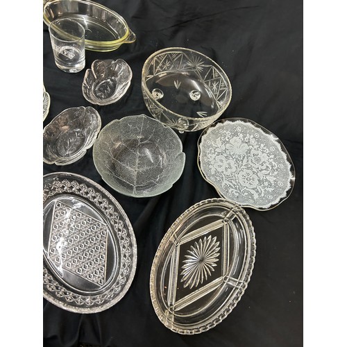 131 - Selection of glassware to include 2 pyrex dishes, crinkle design glasses, cake stand, fruit bowls et... 