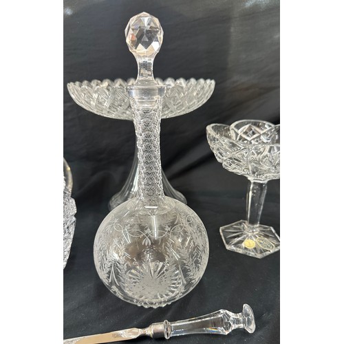 173 - Selection of vintage glassware to include an etched decanter, etched centre bowl, bohemian piece etc