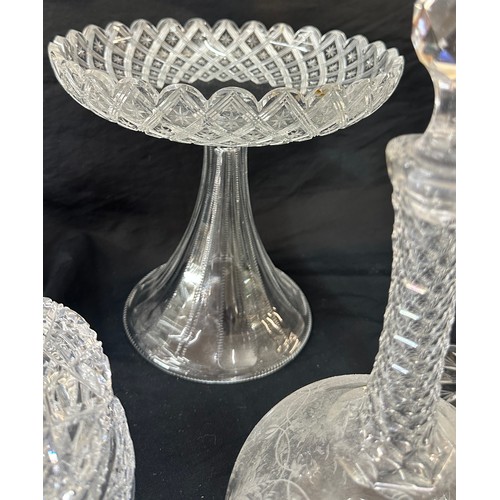 173 - Selection of vintage glassware to include an etched decanter, etched centre bowl, bohemian piece etc