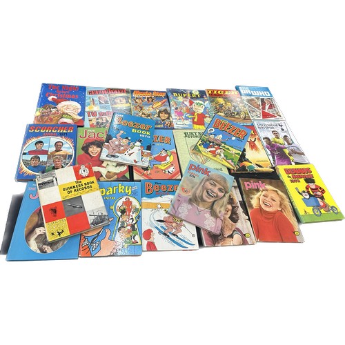 112 - Selection of vintage hard back annuals to include Beezer etc